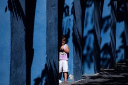 Archipel-des-Comores;-Enfant;-France;-Kaleidos;-Kaleidos-images;-La-parole-à-limage;-Laurent-Abad;-Mayotte;-Océan-Indien;-Ombres;-Palmes;-Petite-fille;-Piliers;-Portrait;-Stories-Pictures